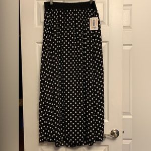 NWT LuLaRoe black and white polka dot Lucy skirt.